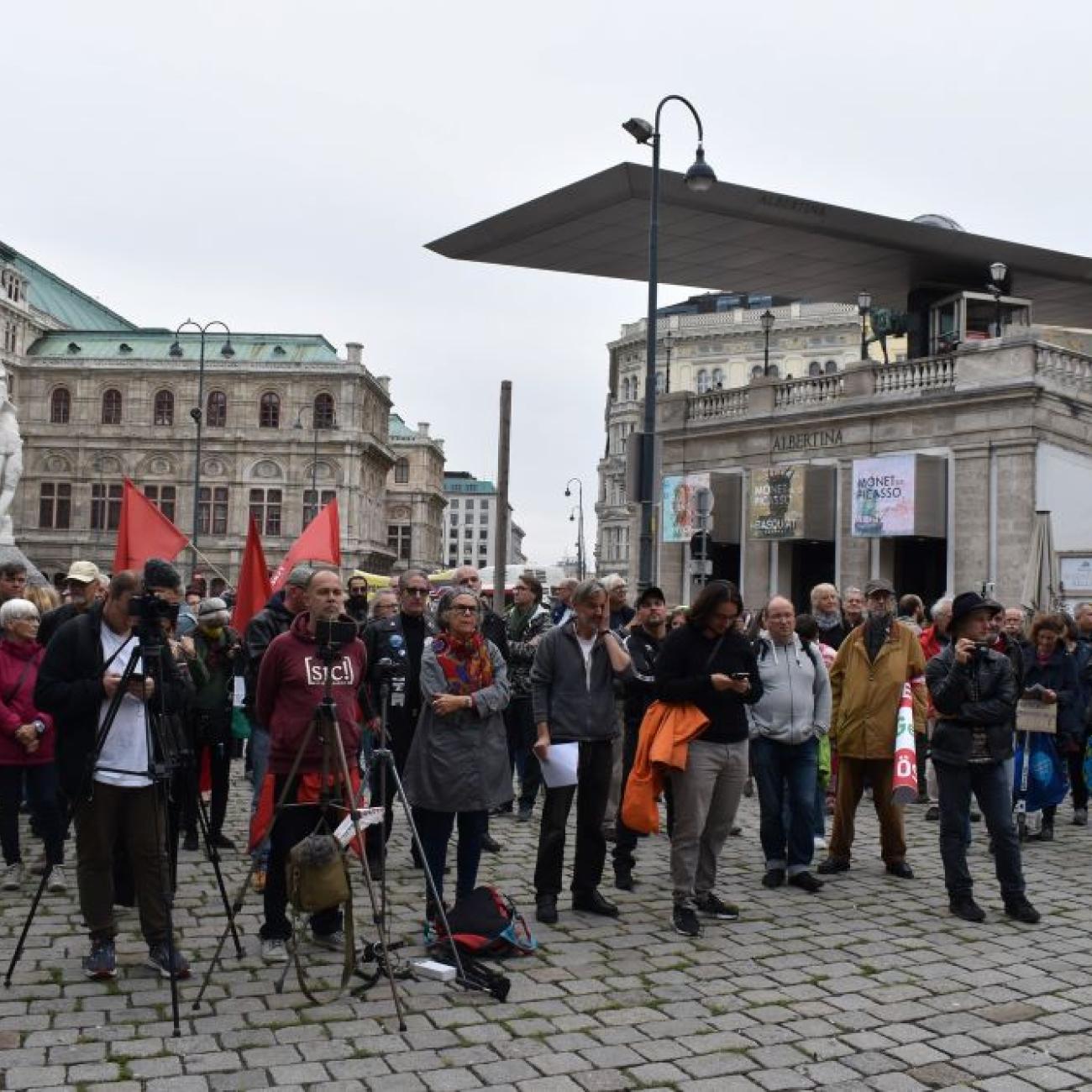 Teilnermerinnen und Teilnehmer vor der Albertina