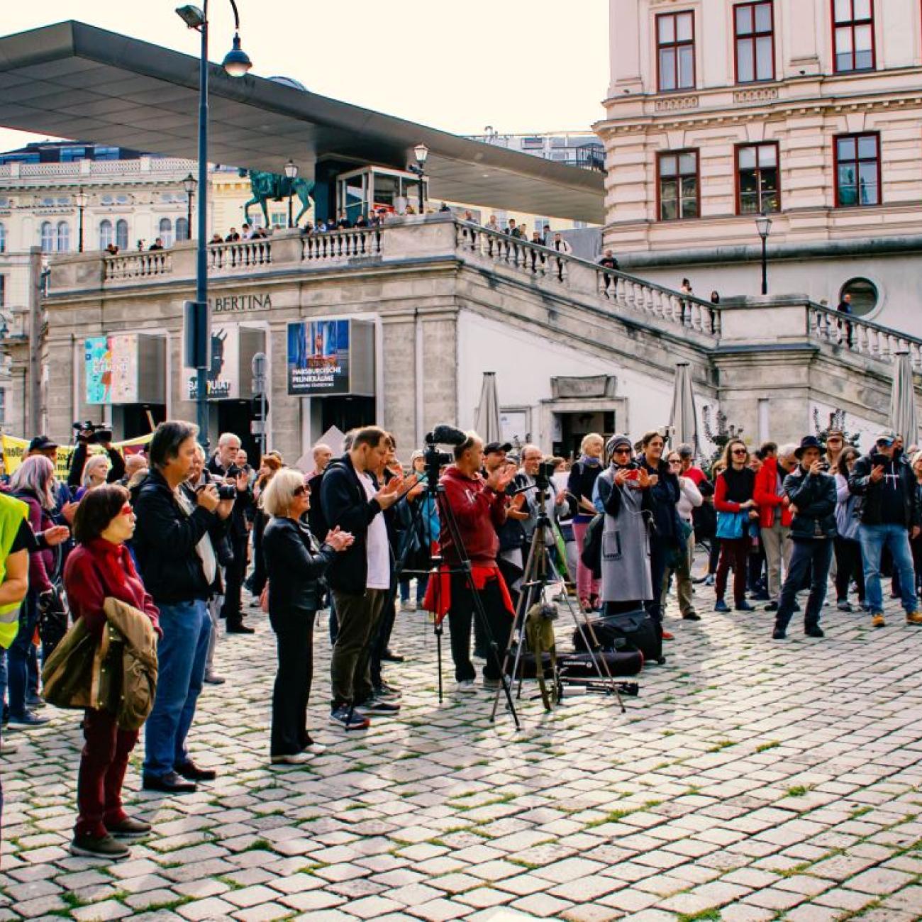 Teilnermerinnen und Teilnehmer vor der Albertina