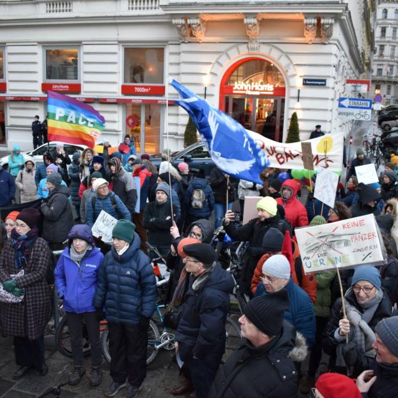 viele selbstgemachte Plakate