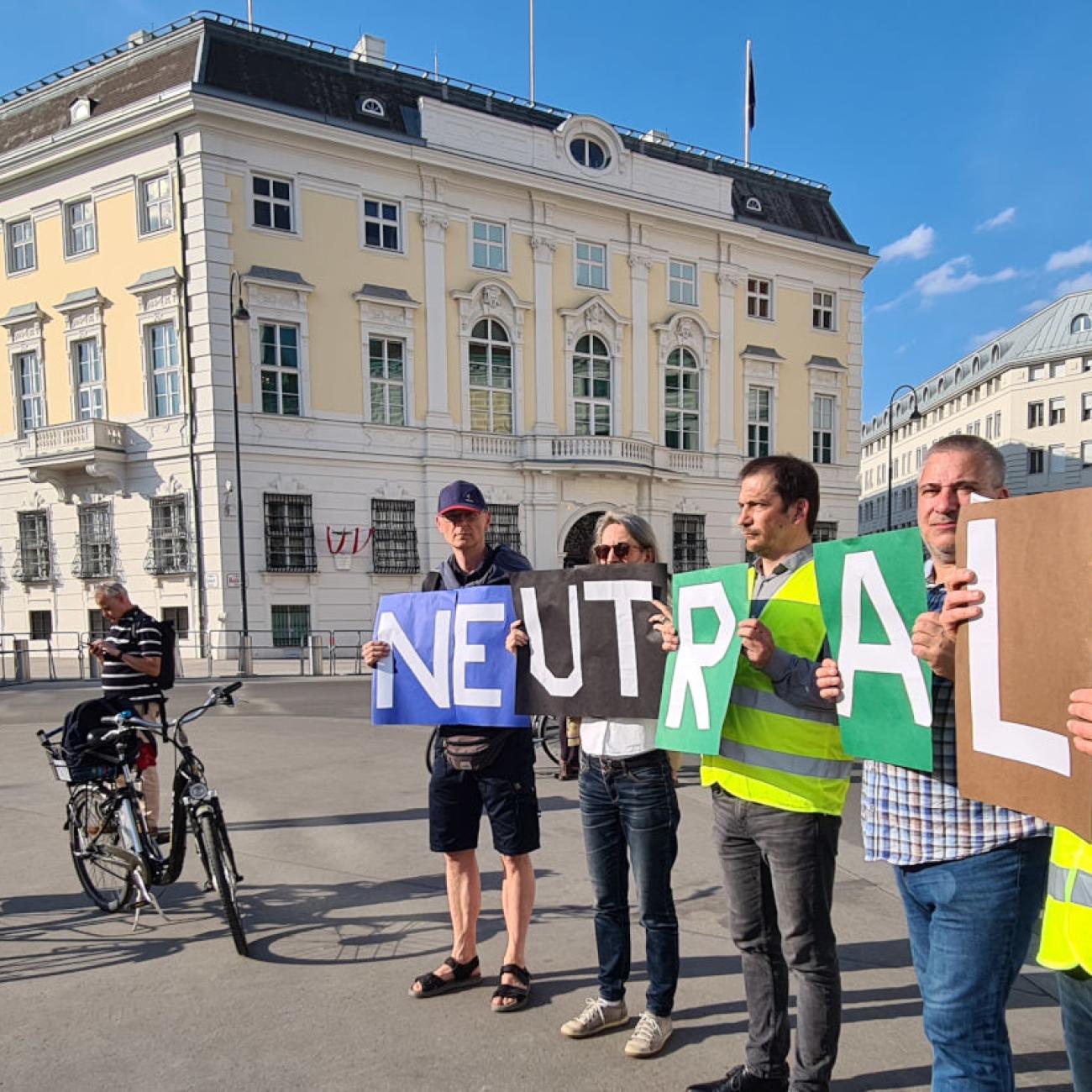 Neutral vor Präsidentschaftskanzlei (rechts) und Bundeskanzleramt (links)