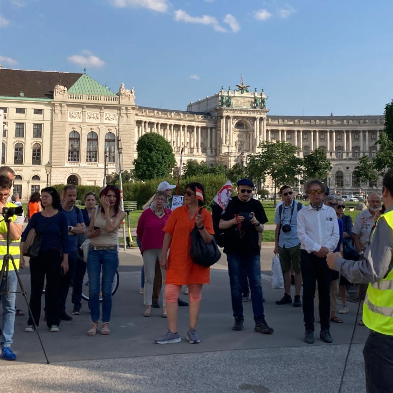 gegenüber der Hofburg