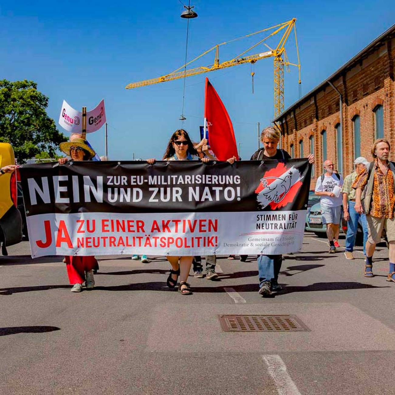 Der Protestzug vor dem Gelände von Rheinmetall