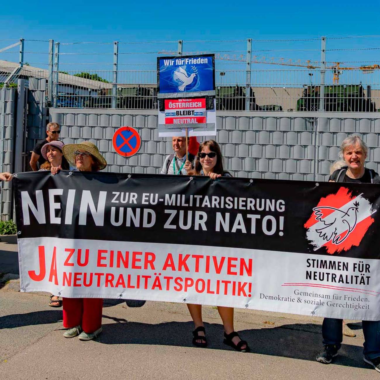 Der Protestzug vor dem Gelände von Rheinmetall
