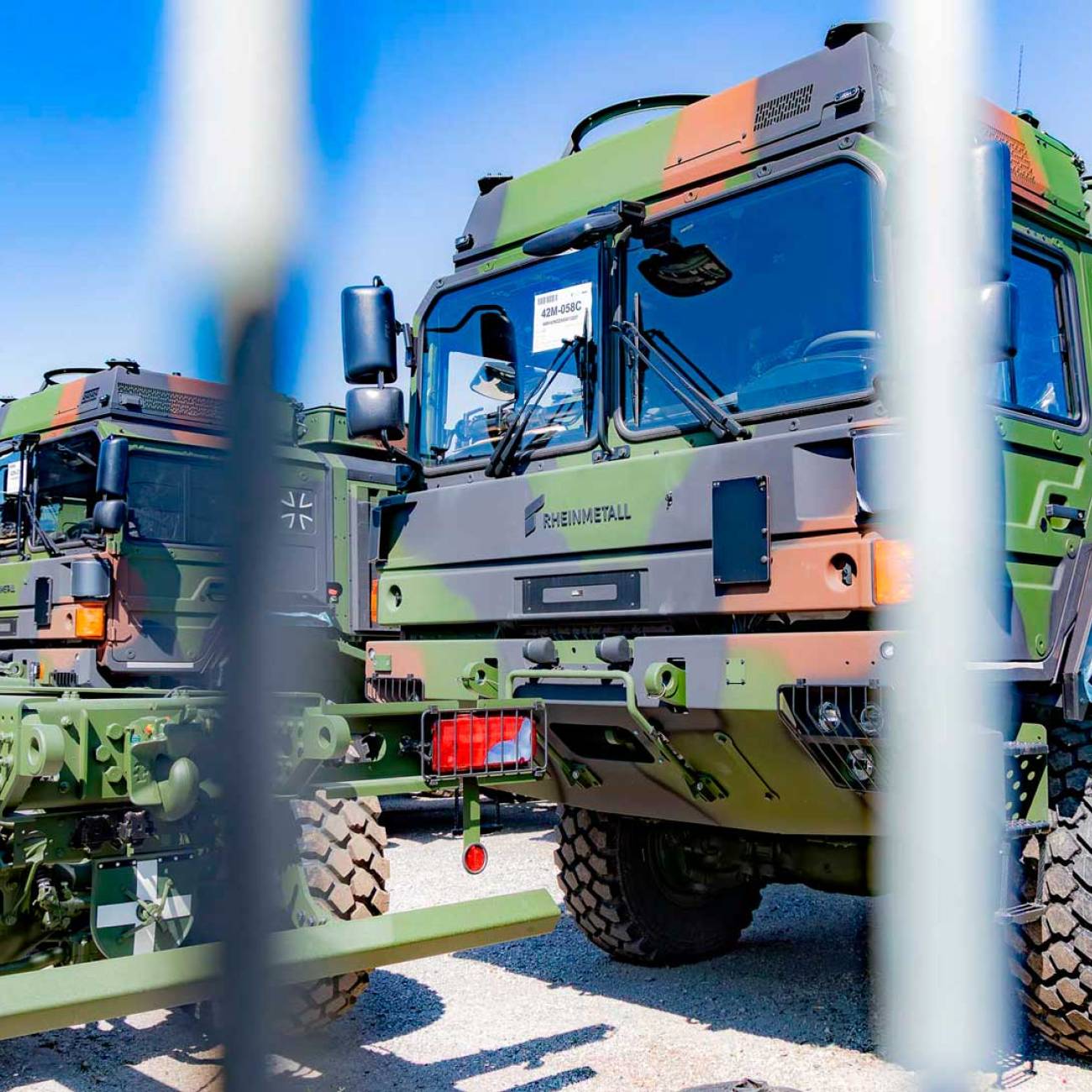 Hunderte von Militärtransportern
