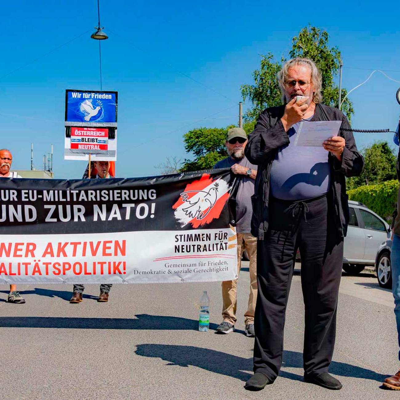 Der Protestzug vor dem Gelände von Rheinmetall