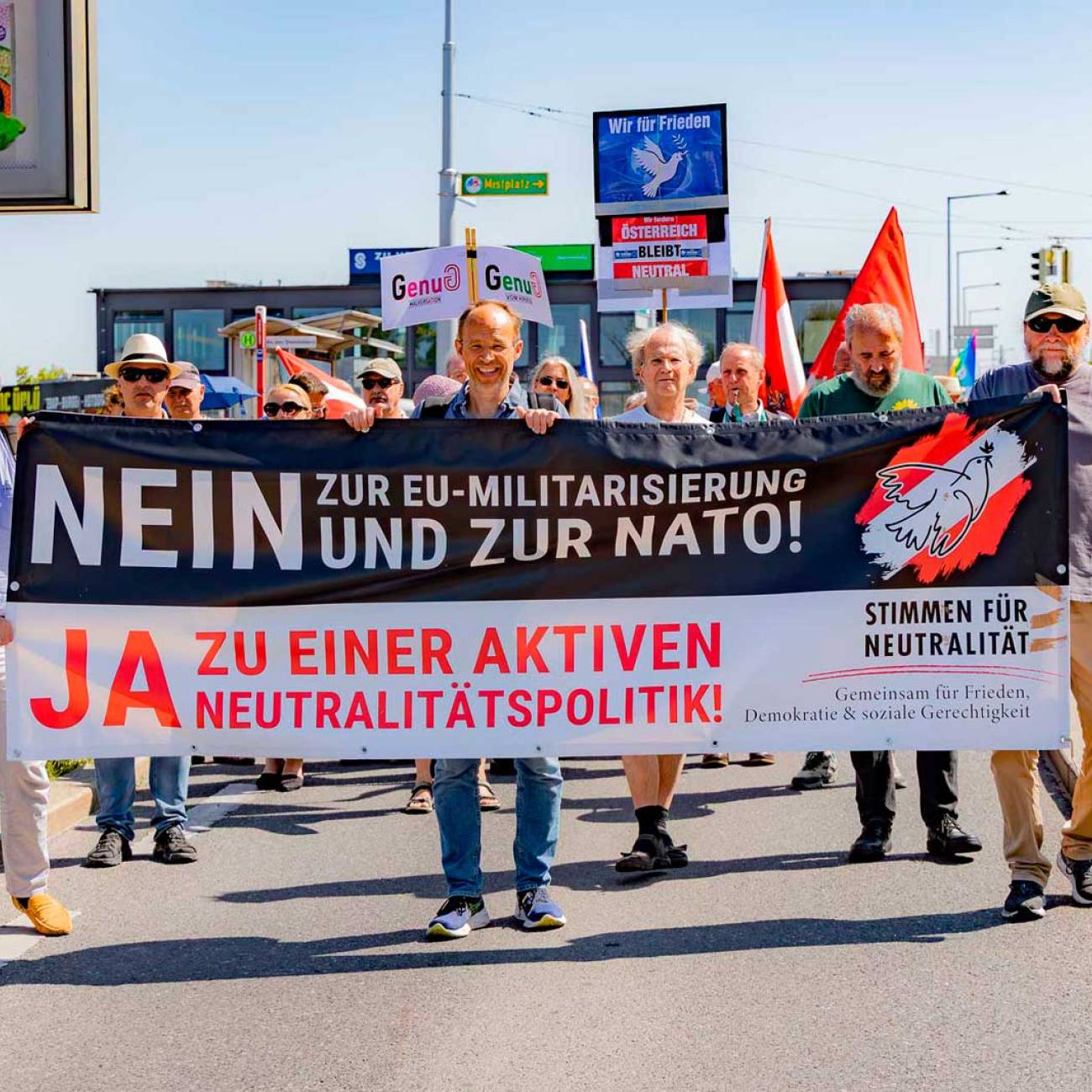 Der Protestzug vor dem Gelände von Rheinmetall