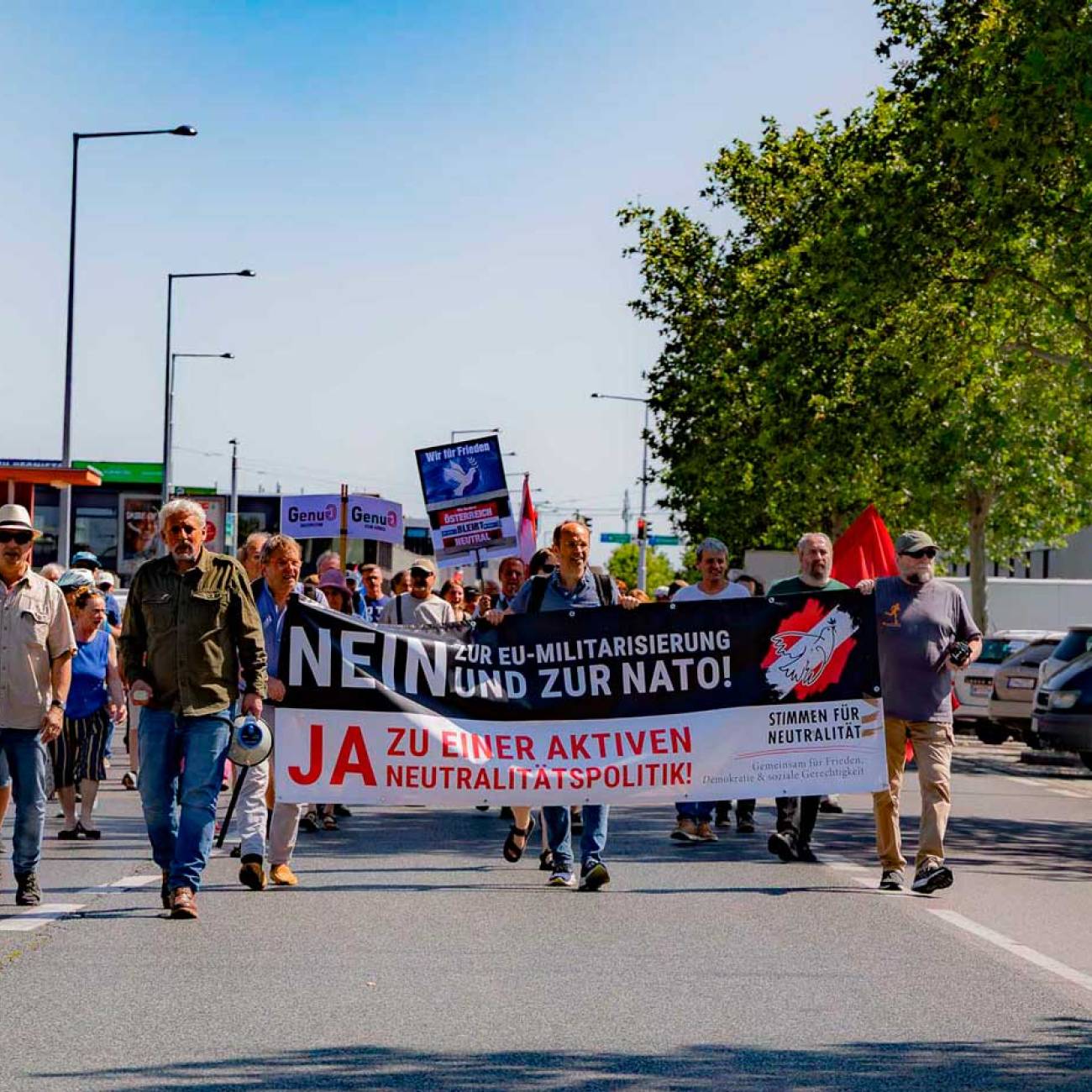Der Protestzug vor dem Gelände von Rheinmetall