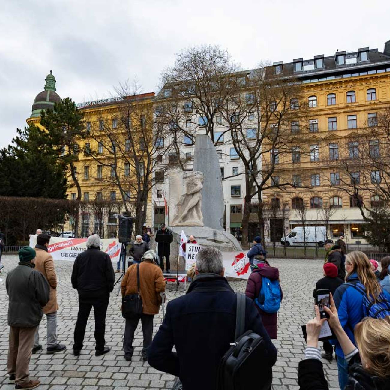 Kundgebung am Alfred Hrdlicka Platz