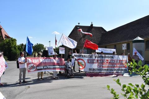 Aktion gegen fremde Truppentransporte vor der Kaserne Zwölfaxing