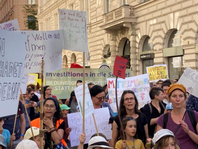 SchülerInnen vor der Bildungsdirektion