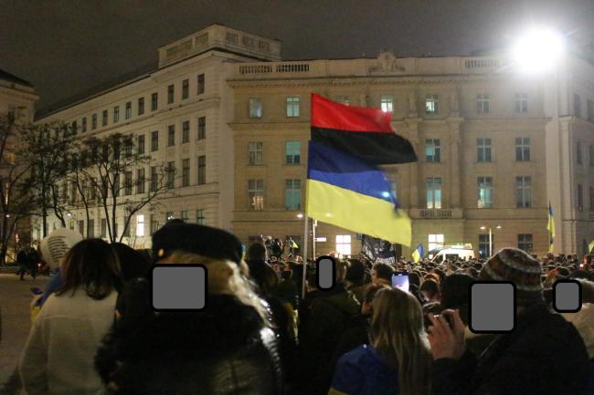 Rotschwarze UPA-Fahnen bei antirussischer Ukrainer-Demonstration in Wien. Die 1942 gegründete UPA-Armee hatte Massaker an Polen und Judenmorde zu verantworten. Friedenskonferenzen sind sinnvoller als ewig gestriger Nationalismus.