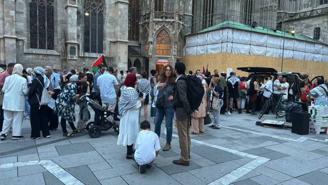 Lange Schlange am Wiener Stephansplatz, um für die Liste Gaza zu unterschreiben (13.7.24)