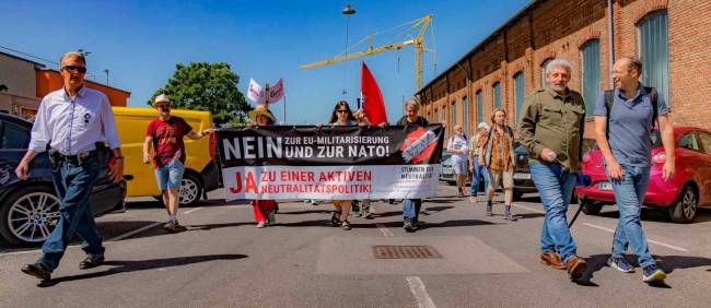 Der Protestzug vor dem Gelände von Rheinmetall