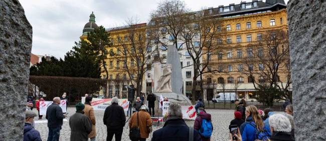 Kundgebung am Alfred Hrdlicka Platz