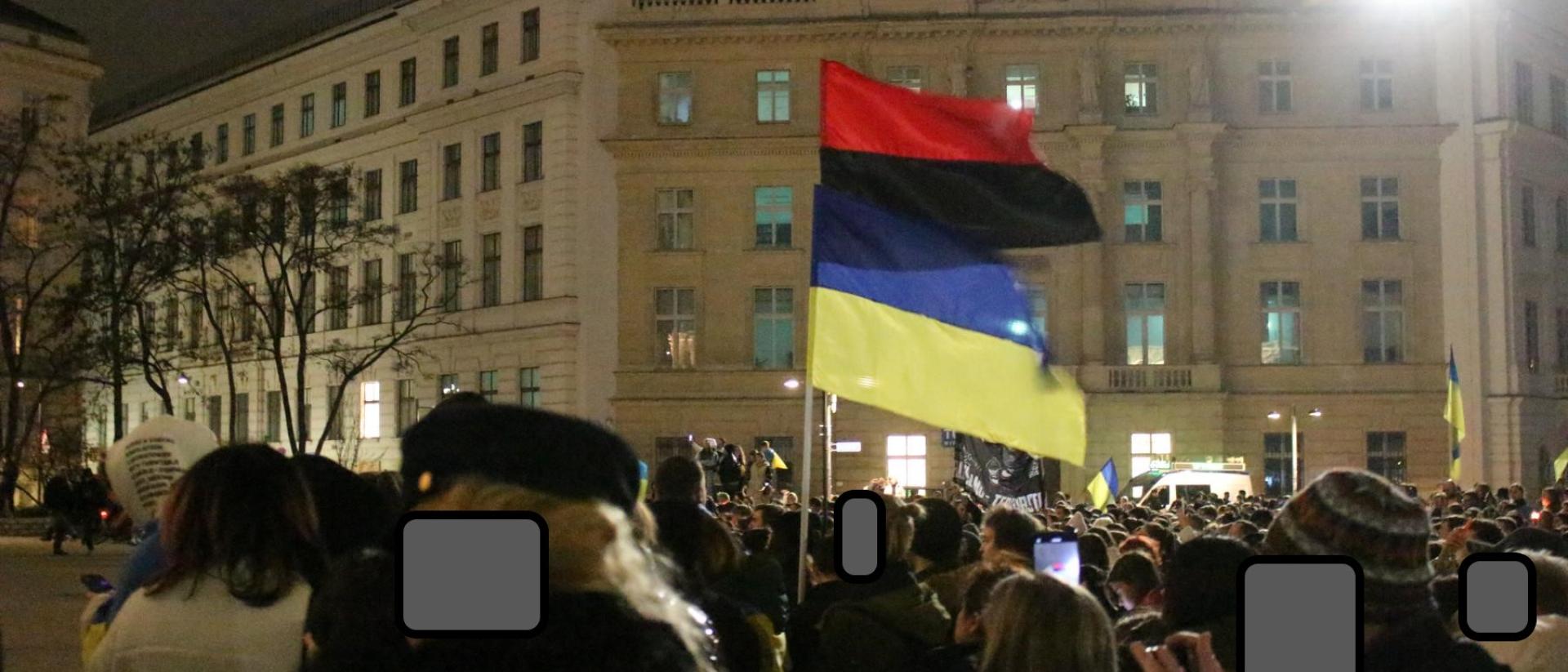 Rotschwarze UPA-Fahnen bei antirussischer Ukrainer-Demonstration in Wien. Die 1942 gegründete UPA-Armee hatte Massaker an Polen und Judenmorde zu verantworten. Friedenskonferenzen sind sinnvoller als ewig gestriger Nationalismus.