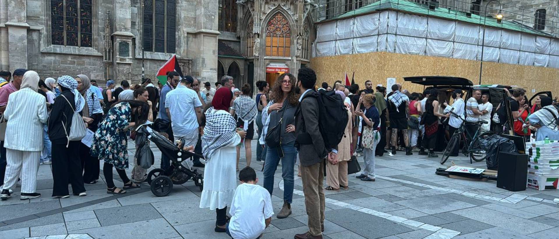 Lange Schlange am Wiener Stephansplatz, um für die Liste Gaza zu unterschreiben (13.7.24)
