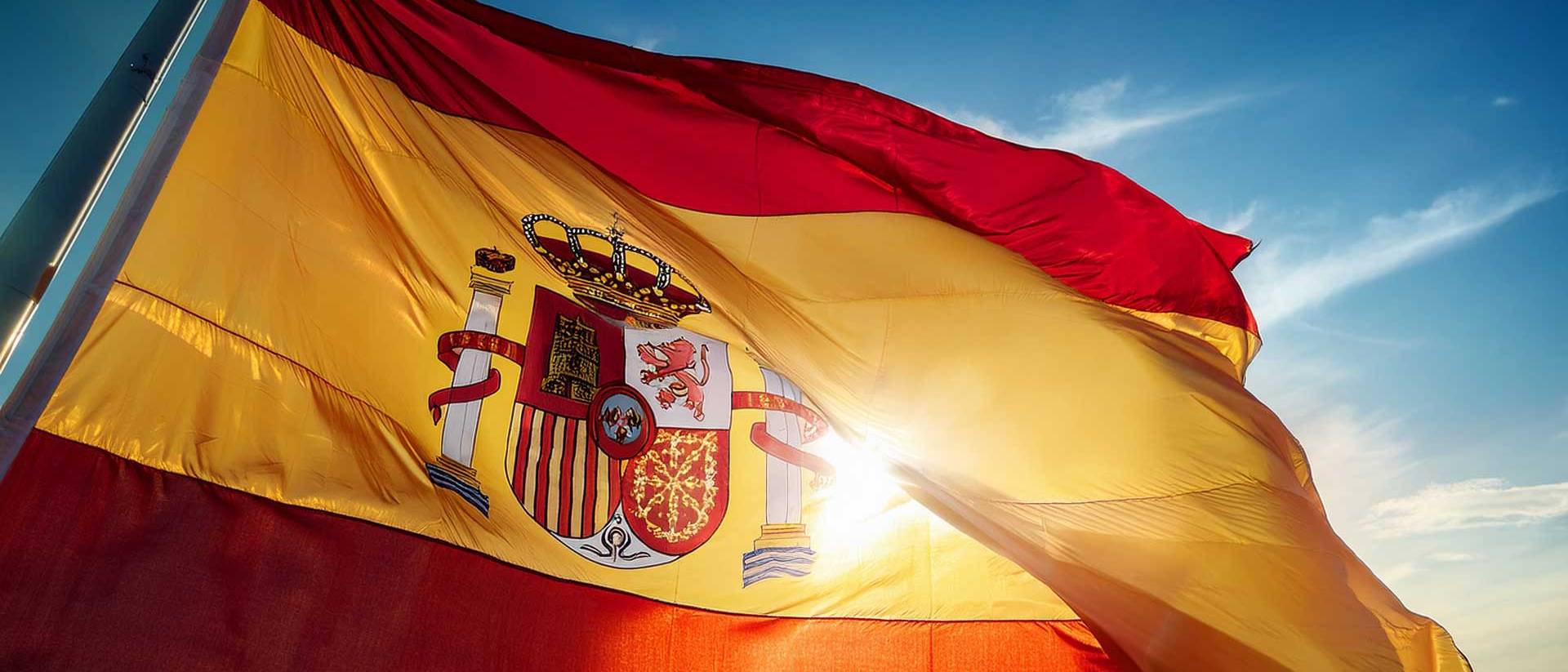 Die Flagge Spaniens im Gegenlicht