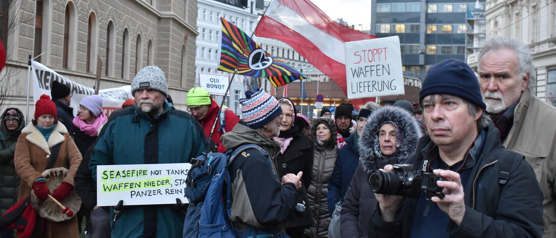 vor der deutschen Botschaft