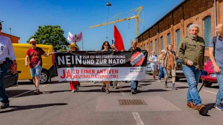 Der Protestzug vor dem Gelände von Rheinmetall