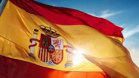 Die Flagge Spaniens im Gegenlicht